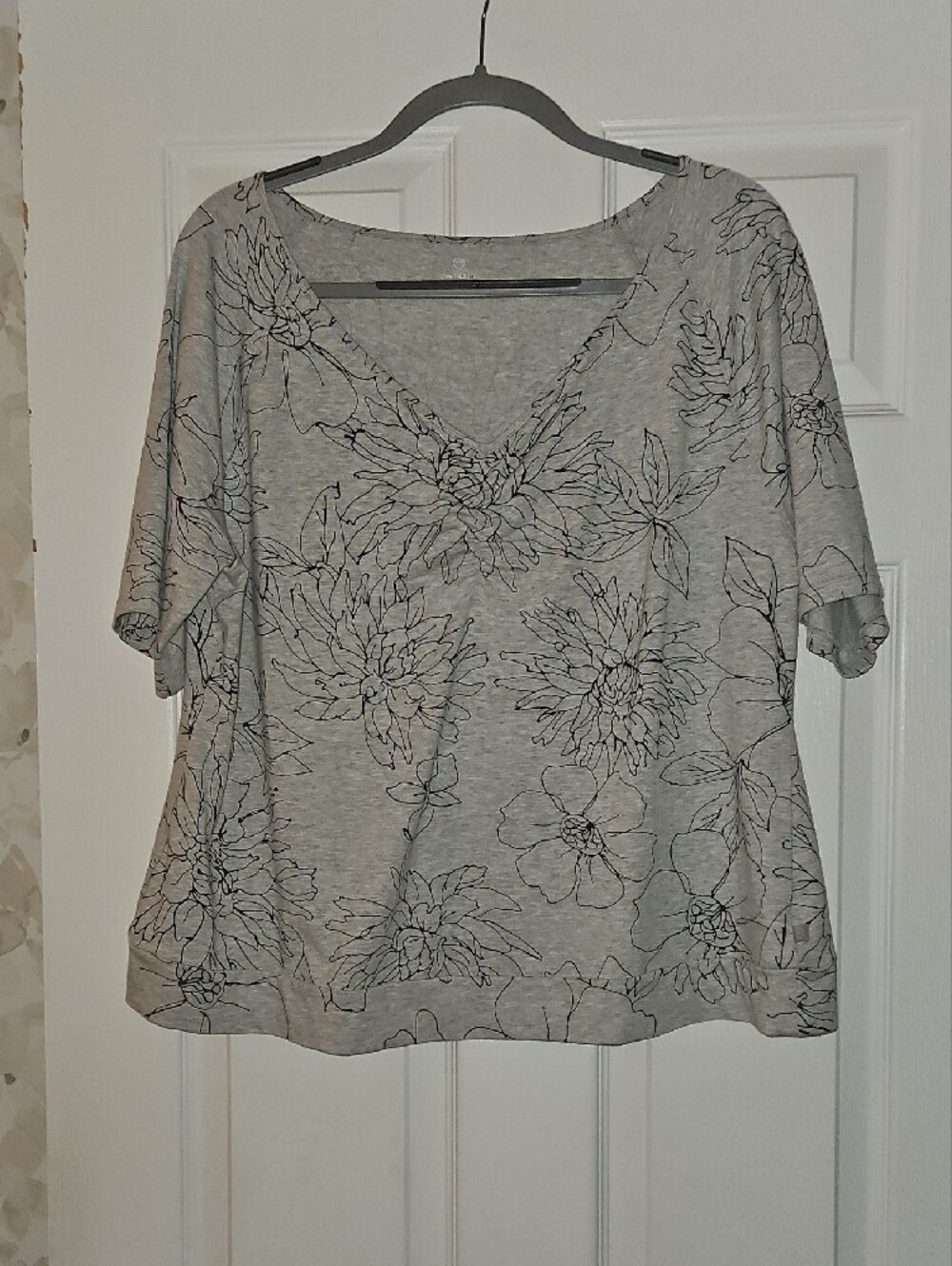 3 For $10 Talbots Light Gray Floral V-Neck Short Sleeve Tee. Xlarge.